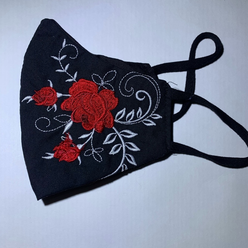 Floral embroidered masks mascara bordada con rosa